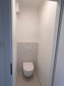 a small bathroom with a white toilet in it at Entrez SNP - pri fakultnej nemocnici in Košice