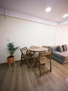 un salon avec une table, des chaises et un canapé dans l'établissement Apartamento frente al mar, à Carthagène des Indes