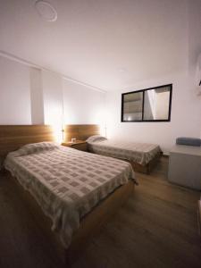 une chambre d'hôtel avec deux lits et une fenêtre dans l'établissement Apartamento frente al mar, à Carthagène des Indes