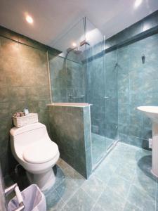 une salle de bain avec toilettes et douche en verre dans l'établissement Apartamento frente al mar, à Carthagène des Indes