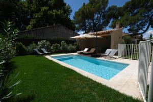 Bazén v ubytování Air-conditioned villa heated pool Alpilles, sleeps 8 LS1-456 nebo v jeho okolí
