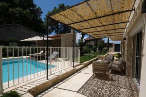 Bazén v ubytování Air-conditioned villa heated pool Alpilles, sleeps 8 LS1-456 nebo v jeho okolí