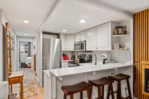 Η κουζίνα ή μικρή κουζίνα στο Modern 1 BR Aspen Escape Steps from Gondola Pool