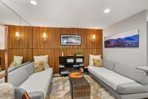 Χώρος καθιστικού στο Modern 1 BR Aspen Escape Steps from Gondola Pool