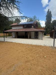 een huis met een vuilnisbelt ervoor bij Gîte Domaine d'Hybère in Lucbardez-et-Bargues