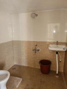 Koupelna v ubytování Joldal Cozy Camp Homestay & Resorts