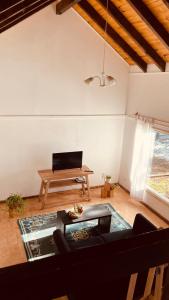 salon z kanapą i stołem w obiekcie La cabaña del botánico w mieście Bariloche