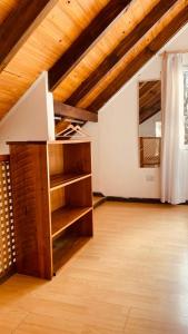 Pokój z półką na książki na poddaszu w obiekcie La cabaña del botánico w mieście Bariloche +17 zdjęć