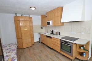 Η κουζίνα ή μικρή κουζίνα στο Casa Muntilor Prejba +33 φωτογραφίες