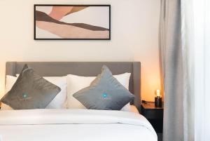 Postel nebo postele na pokoji v ubytování Bloomfields Spacious Stu in Oasis Masdar City