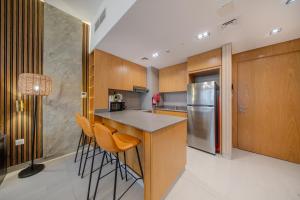 Kuchyň nebo kuchyňský kout v ubytování 1BR Apartment With Balcony Top Floor Sleeps 3 by BlueCloud holidays + 13 fotografií