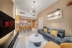 TV a/nebo společenská místnost v ubytování 1BR Apartment With Balcony Top Floor Sleeps 3 by BlueCloud holidays