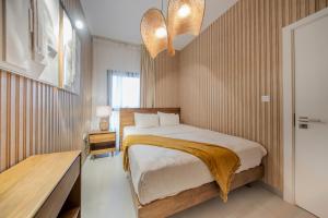 Postel nebo postele na pokoji v ubytování 1BR Apartment With Balcony Top Floor Sleeps 3 by BlueCloud holidays