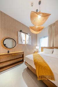 Postel nebo postele na pokoji v ubytování 1BR Apartment With Balcony Top Floor Sleeps 3 by BlueCloud holidays