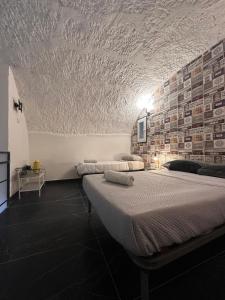 une chambre avec deux lits et un plafond blanc dans l'établissement Vat' Coke House, à Naples
