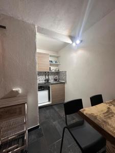 une cuisine avec une table, des chaises et une cuisinière dans l'établissement Vat' Coke House, à Naples