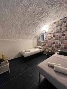 Cette chambre comprend 2 lits et un mur orné d'une fresque murale. dans l'établissement Vat' Coke House, à Naples