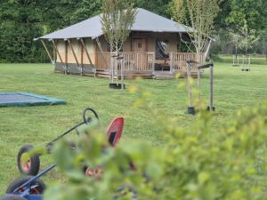 皮滕Klein Koestapel的田野上带帐篷的建筑