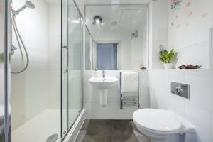 Bilik mandi di Windsor Elegant Studio – 100yrds from the Castle