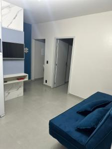 a living room with a blue bed and a door at Casa Azul, Privativa, Confortável, AR, Wi-Fi in Joinville