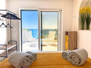 Postel nebo postele na pokoji v ubytování Luxury Beach House - Casa do Farol by BeCherish + 63 fotografií