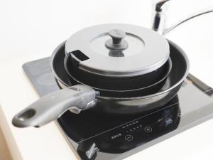 una olla en la parte superior de una estufa en 9stay蔵前, en Tokio
