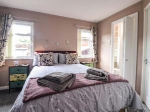 a bedroom with a bed with two towels on it at 15 Badgers Retreat - Two Dales in Richmond
