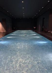 Bazén v ubytování Urban Hub Superior Suite 2 bedrooms Central location close to commercial district nebo v jeho okolí