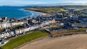 una vista aérea de una ciudad y el océano en Primrose Seaside Escape, en Portrush