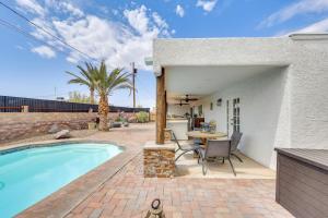 Bazén v ubytování Poolside Relaxation Group-Friendly Home in Havasu nebo v jeho okolí