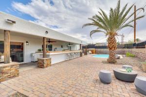 Bazén v ubytování Poolside Relaxation Group-Friendly Home in Havasu nebo v jeho okolí