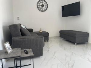 TV a/nebo společenská místnost v ubytování SeaView Peramos 1