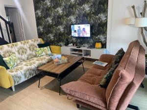 Una sala de estar con dos sofás y una mesa de café. en Mzelle Pipine, en Saint-Pierre