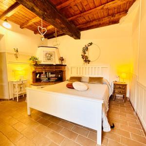 ArroneLa Magnolia come a casa tua的房间里有一张白色大床的卧室