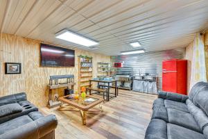 Dapur atau dapur kecil di Easy I-30 Access Cozy Texarkana Apt with Essentials