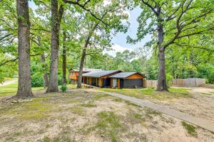 Gambar di galeri bagi Easy I-30 Access Cozy Texarkana Apt with Essentials di Texarkana