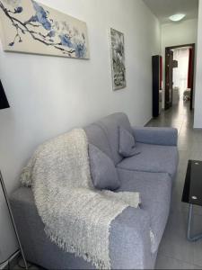 sala de estar con sofá azul en Bedroom in Penthouse, en Il-Gżira