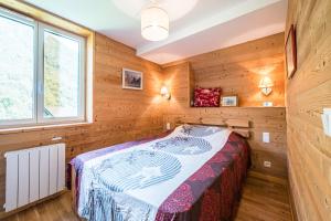En eller flere senge i et værelse på Breizh Chalet - 14 personnes