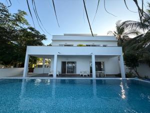 Bazén v ubytování The Pearl - Beachfront Villa with Private Pool in Kiwengwa, Zanzibar nebo v jeho okolí