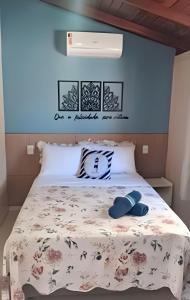 Un dormitorio con una cama con un edredón blanco. en 01 - Apto Pé na Areia - Sacada na Praia, en Palhoça