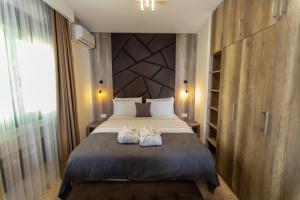 Uma cama ou camas num quarto em Barjaktar - Luxury Suites & SPA