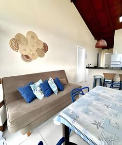 una sala de estar con un sofá y una mesa en 01 - Apto Pé na Areia - Sacada na Praia, en Palhoça