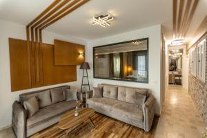 Uma área de estar em Barjaktar - Luxury Suites & SPA