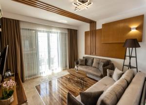Uma área de estar em Barjaktar - Luxury Suites & SPA