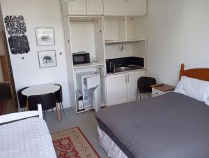 Η κουζίνα ή μικρή κουζίνα στο Large room near Singleton Hospital ensuite R6