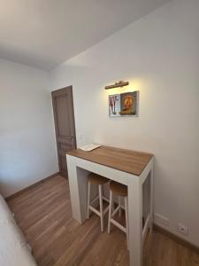 a small room with a table and a bed at Chambre Cosy & Vintage - Wifi - TV in Bracquemont