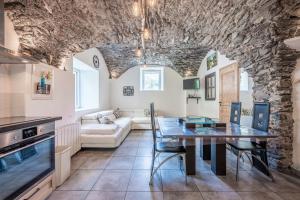 Saint-Colomban-des-VillardsにあるBreizh Chalet - 6 personnesのテーブルと椅子のあるキッチンとリビングルーム +14枚の写真