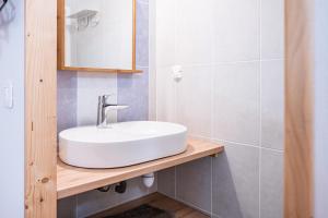 Saint-Colomban-des-VillardsにあるBreizh Chalet - 6 personnesの白い洗面台と鏡のあるバスルーム