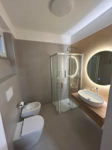 a bathroom with a toilet and a sink and a shower at Mater in Capilungo
