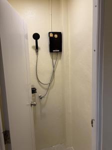 バンコクにあるNomad Yard Hostelの壁に電話が付いたドアのある部屋